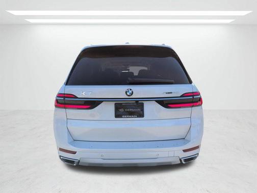 Mineral White Metallic 2027 BMW X7 xDrive40i