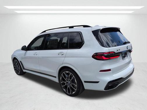 Alpine White 2027 BMW X7 xDrive40i