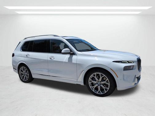 Alpine White 2027 BMW X7 xDrive40i