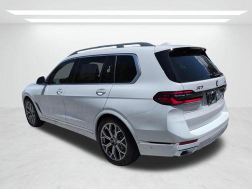 Alpine White 2027 BMW X7 xDrive40i