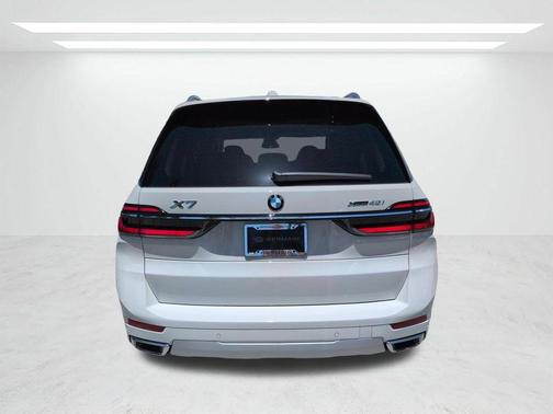 Alpine White 2027 BMW X7 xDrive40i
