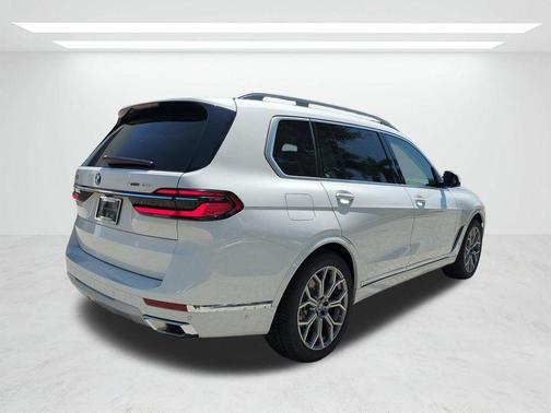 Alpine White 2027 BMW X7 xDrive40i