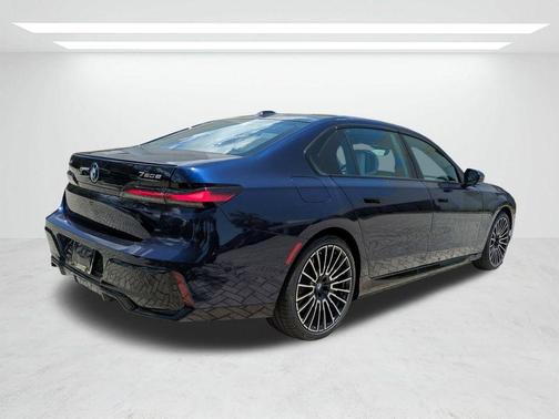 Tanzanite Blue II Metallic 2026 BMW 750e xDrive