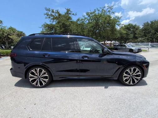 Tanzanite Blue II Metallic 2027 BMW X7 M60i