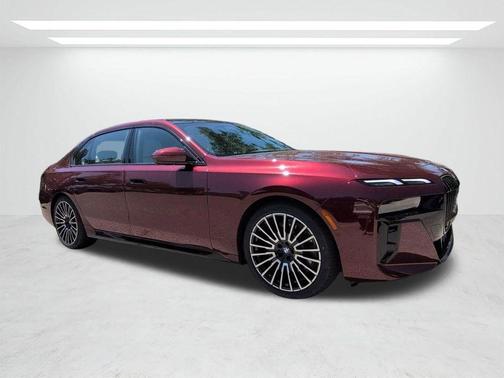 Aventurin Red Metallic 2026 BMW 740 i