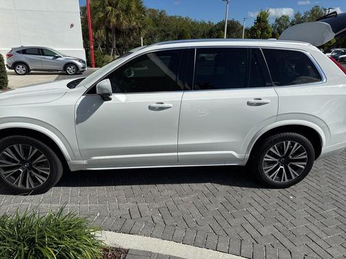 2021 Volvo XC90 T6 Momentum 7 Passenger