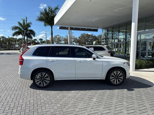 2021 Volvo XC90 T6 Momentum 7 Passenger