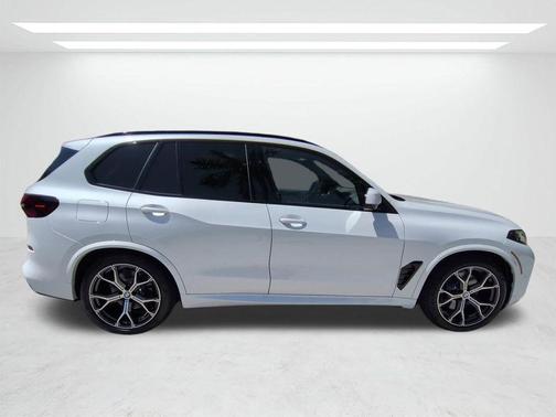 Mineral White Metallic 2026 BMW X5 xDrive40i
