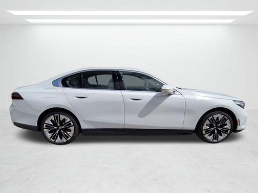 Alpine White 2026 BMW i5 eDrive40