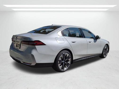 Mineral White Metallic 2026 BMW i5 eDrive40