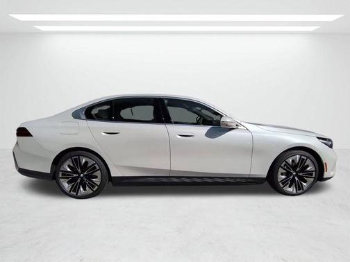 Mineral White Metallic 2026 BMW i5 eDrive40