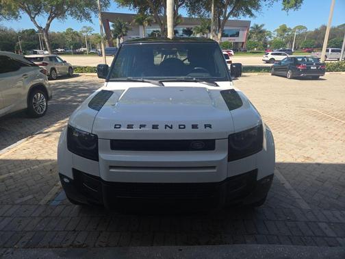 2024 Land Rover Defender P400 X-Dynamic SE