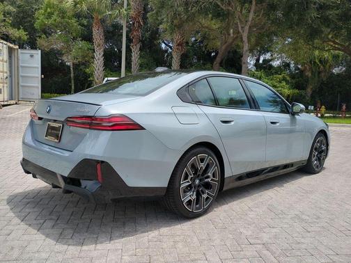 Gray Metallic 2027 BMW 550e 550E XDRIVE