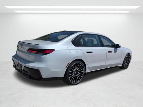 Mineral White Metallic 2026 BMW 740 i