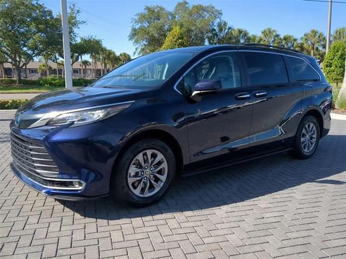 2023 Toyota Sienna XLE