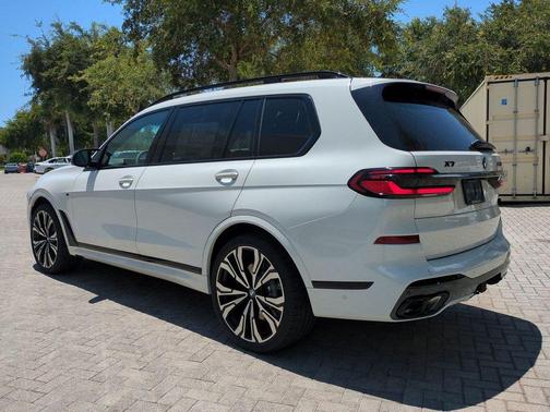 Alpine White 2027 BMW X7 M60i