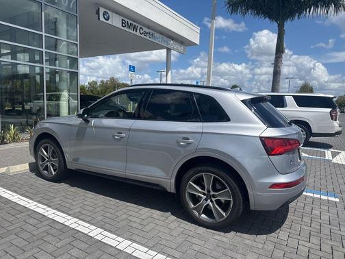 Florett Silver Metallic 2019 Audi Q5 2.0T Premium Plus