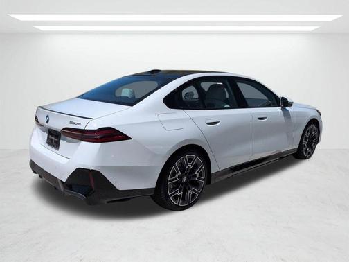 Alpine White 2026 BMW 550e xDrive