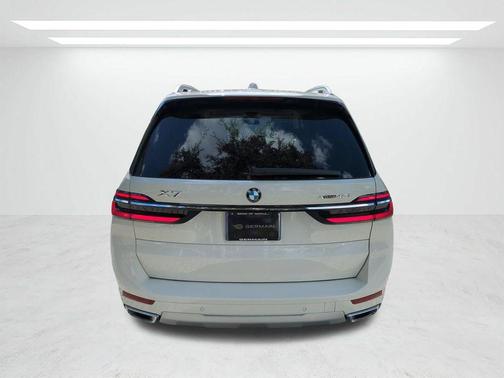 Alpine White 2026 BMW X7 xDrive40i
