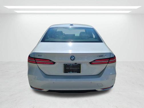 Mineral White Metallic 2026 BMW i5 xDrive40