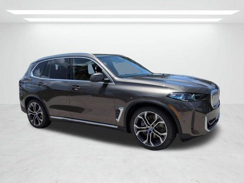 Manhattan Green Metallic 2026 BMW X5 PHEV xDrive50e