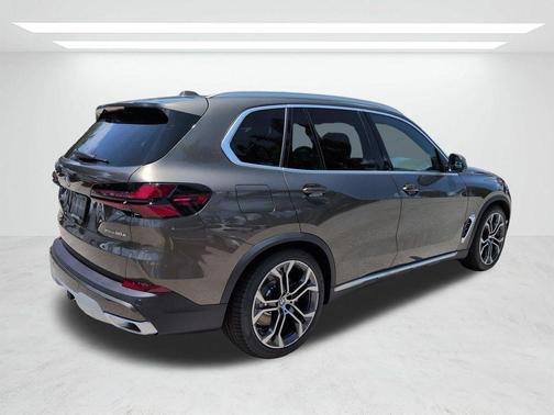 Manhattan Green Metallic 2026 BMW X5 PHEV xDrive50e