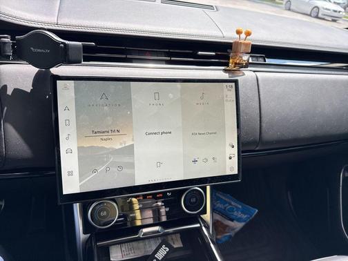 Fuji White 2022 Land Rover Range Rover P400 SE