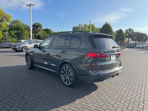 2022 BMW X7 M50i