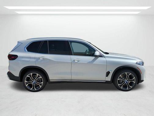 Mineral White Metallic 2026 BMW X5 xDrive40i