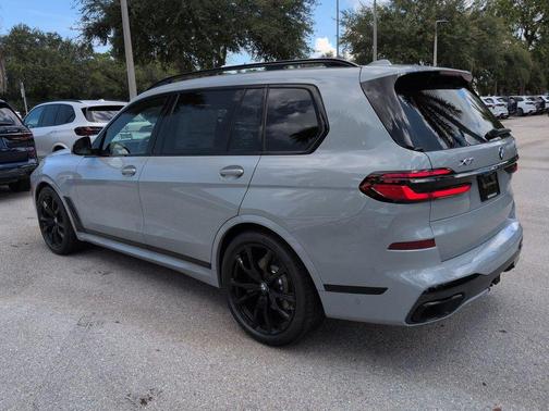 Gray Metallic 2027 BMW X7 xDrive40i