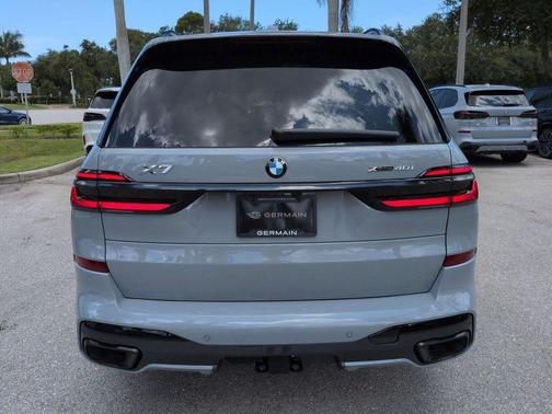 Gray Metallic 2027 BMW X7 xDrive40i