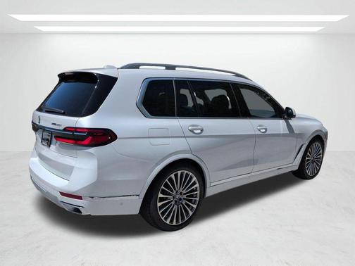 Mineral White Metallic 2027 BMW X7 xDrive40i