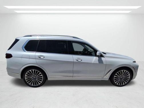 Mineral White Metallic 2027 BMW X7 xDrive40i