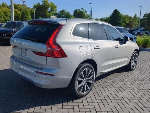 2022 Volvo XC60 B5 Momentum
