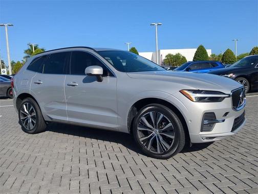 2022 Volvo XC60 B5 Momentum