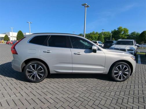 2022 Volvo XC60 B5 Momentum