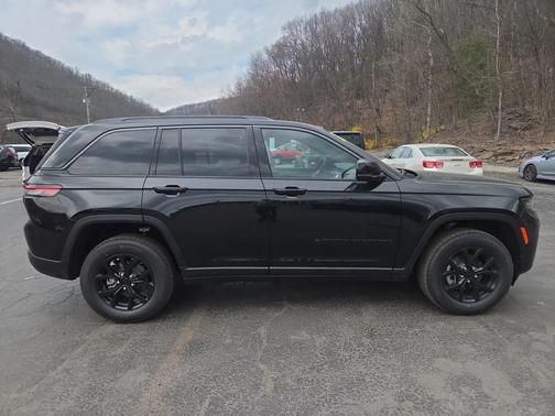Diamond Black Crystal Pearlcoat 2026 Jeep Grand Cherokee Altitude