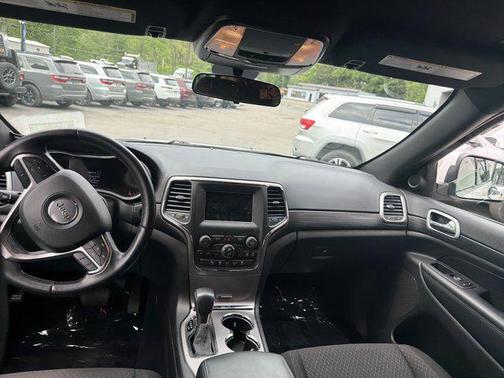 Bright White Clearcoat 2021 Jeep Grand Cherokee Laredo