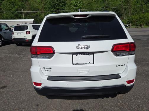 Bright White Clearcoat 2021 Jeep Grand Cherokee Laredo