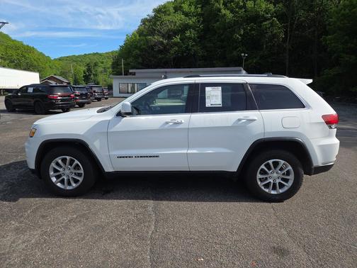 Bright White Clearcoat 2021 Jeep Grand Cherokee Laredo