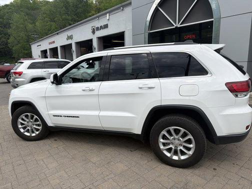 Bright White Clearcoat 2021 Jeep Grand Cherokee Laredo