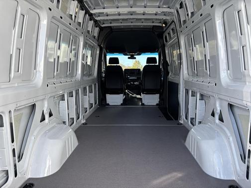 Arctic White 2026 Mercedes-Benz Sprinter 2500 Cargo 170 WB