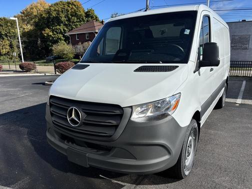 Arctic White 2026 Mercedes-Benz Sprinter 2500 Cargo 144 WB