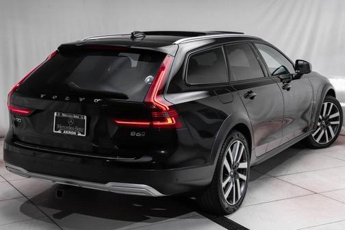 2022 Volvo V90 Cross Country B6