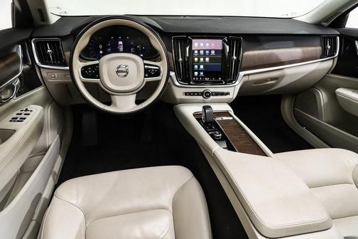 2022 Volvo V90 Cross Country B6