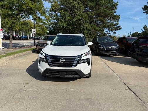 Everest White Pearl 2024 Nissan Rogue SV