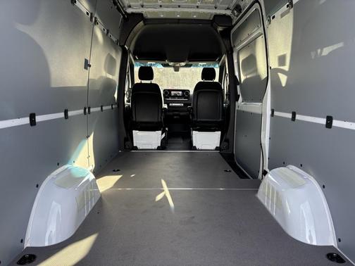 Arctic White 2026 Mercedes-Benz Sprinter 2500 Cargo 144 WB