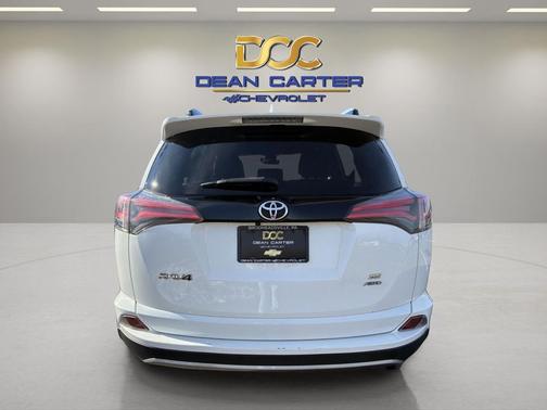 Super White 2018 Toyota RAV4 SE