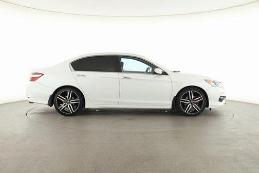 Photo 5 of 22 of 2017 Honda Accord Sport