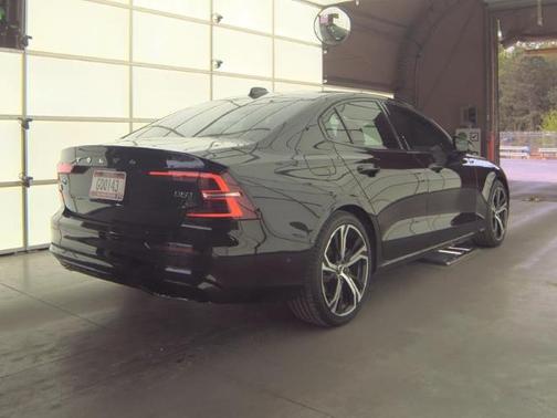 Onyx Black Metallic 2024 Volvo S60 B5 Ultimate Dark Theme